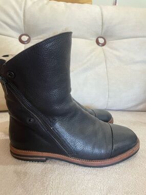 Elie Tahari Black Leather Side-Zip Ankle Boots with Brown Trim